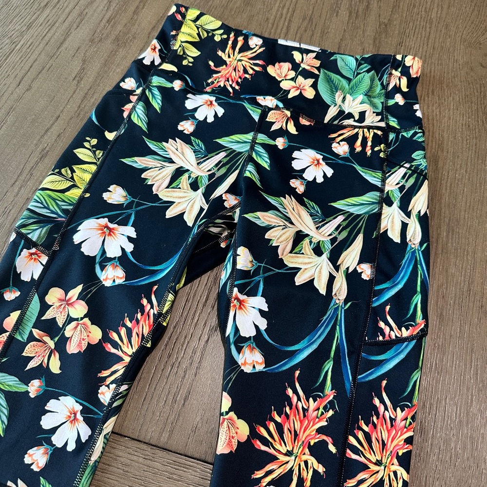 Ododos High-Rise Capri Leggings Size Medium Black Tropical Print - Picture 5 of 9